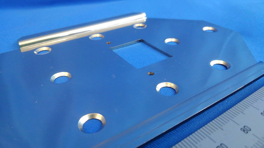 タレパン加工・皿穴（皿もみ）・R面取り仕上げ・バリ取り・プレスブレーキ使用の医療機器パネル